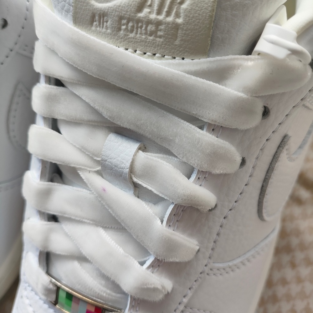 Nike White Low-Top Sneakers with Pink Heel Detail - Picture 3 of 6